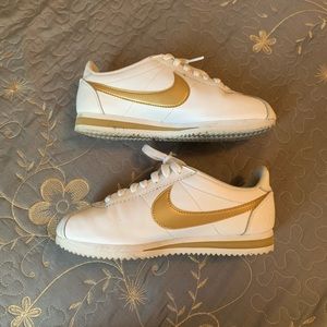 Nike Classic Cortez White Metallic Gold!